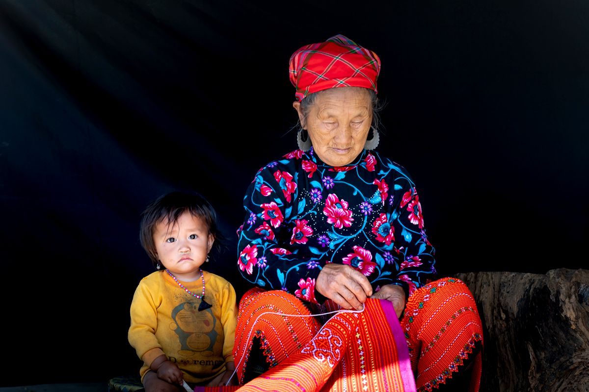 Ông bà kể chuyện dòng họ cho con cháu nghe
